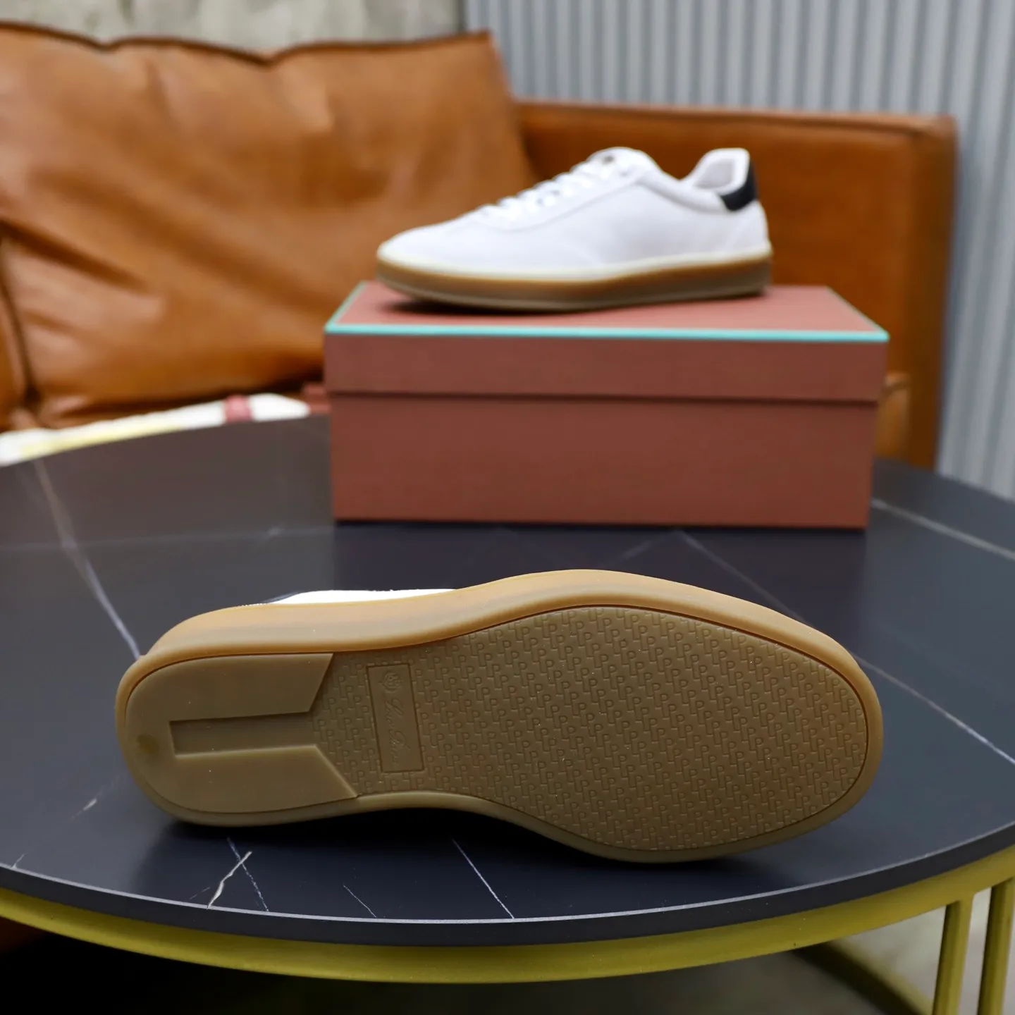 Ex-factory price: 560💰Loro Riana men’s moral training sneakers! Made from high-quality materials and designed in a low-cut silhouette, it offers an elegant and stylish look that's suitable for year-round wear. The unique double-layer sole aesthetic design, caramel cup-shaped outsole is decorated with off-white rubber trim, creating an attractive color combination. Pair with tailored pieces or jeans for a sophisticated yet casual look. The heel is decorated with soft cow leather tongue with Kummel color inserts and cotton laces with embossed LP logo. Upper: cow split suede. Lining: original thickened soft sheepskin. Size: 38-39-40-41-42-43-44 (customized in 45.46)
